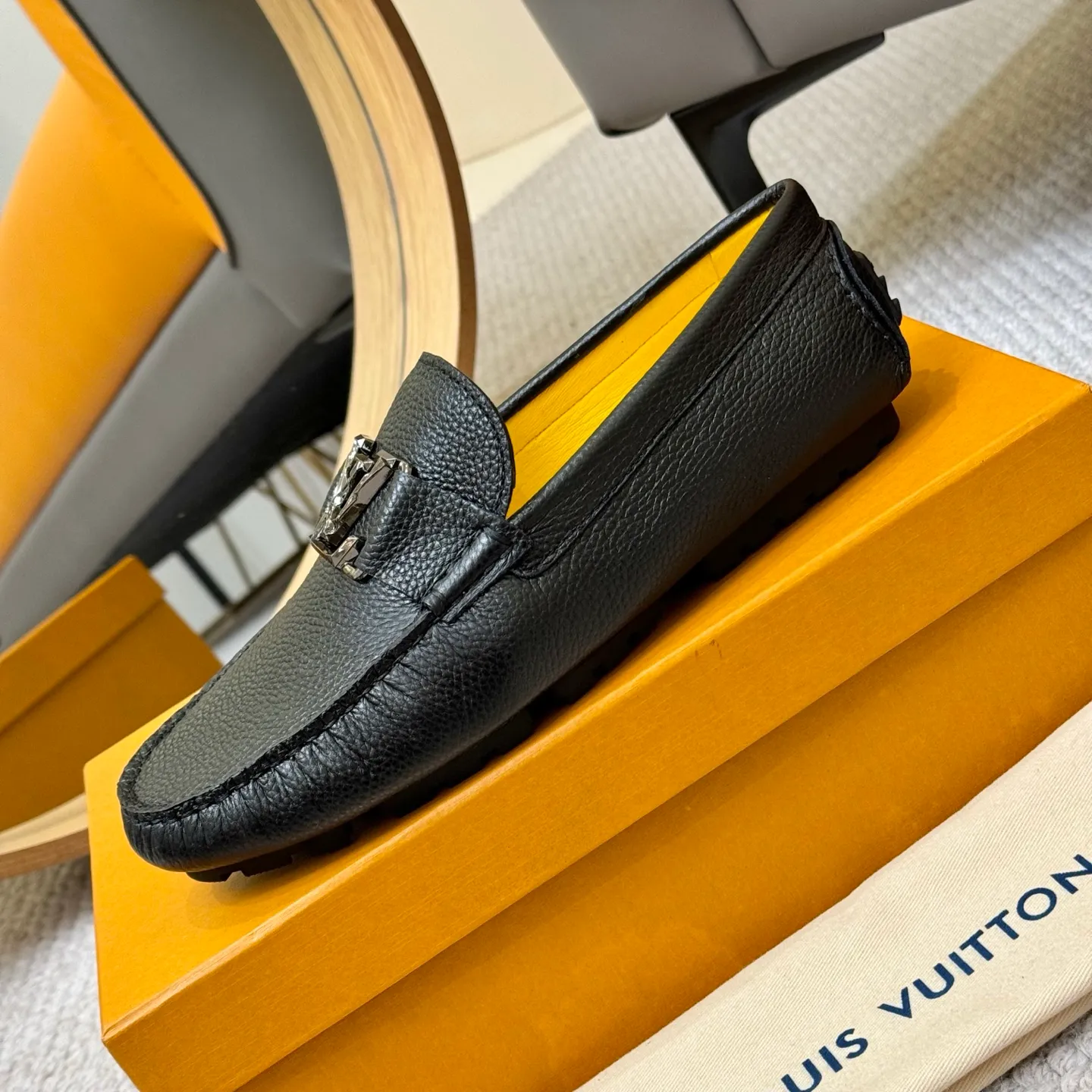 Men's men's shoes 💰420 (Yangli) LV 2⃣️0⃣️2⃣️5️⃣Spring and summer counter GLORIA series models ✈️Original factory special leather production, original last type. A classic driving slip-on casual shoe that shows an elegant style with exquisite craftsmanship details such as Monogram embossing all over the upper🌀Italian imported calfskin fabric Sheepskin foot pads➕Inside～Private mold replica sole Unique style Comfortable driving slip-on Size: 4-12 (38-46) Comes with [Counter packaging: original box, wrapping paper, card, instruction manual, shoehorn, cloth bag] No pressure to enter and leave the counter!